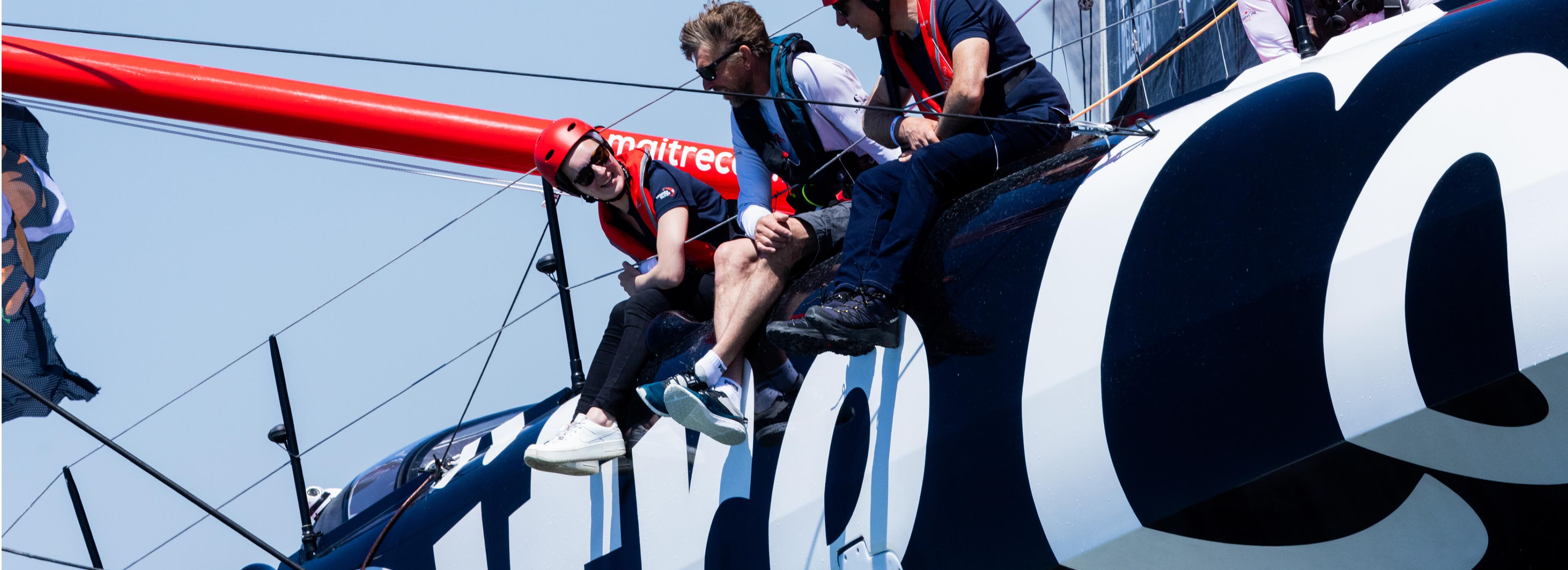 Équipage en navigation sur voilier de course